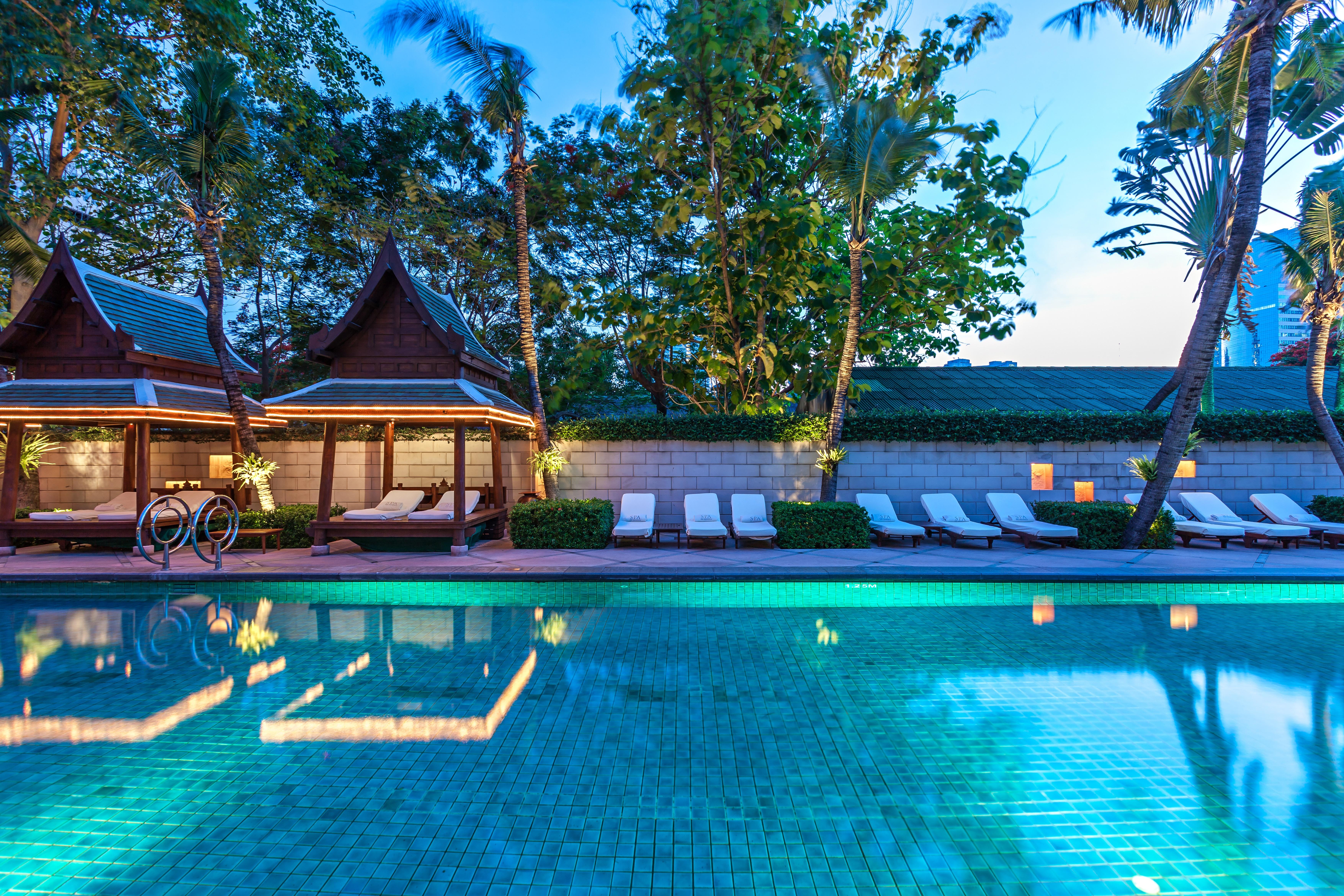 Готель The Peninsula Бангкок Екстер'єр фото The swimming pool at the hotel